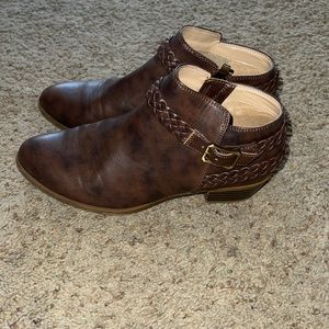 Woman’s size 9.5 booties